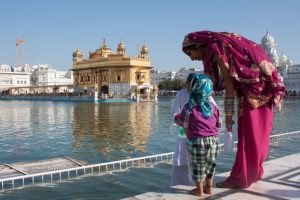 Inde : temple et femme - voyagiste Inde