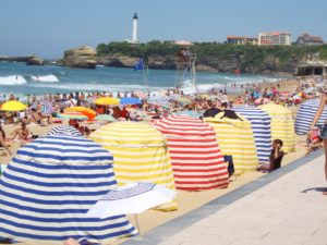 Maillots de bain homme : variés sur la plage de Biarritz
